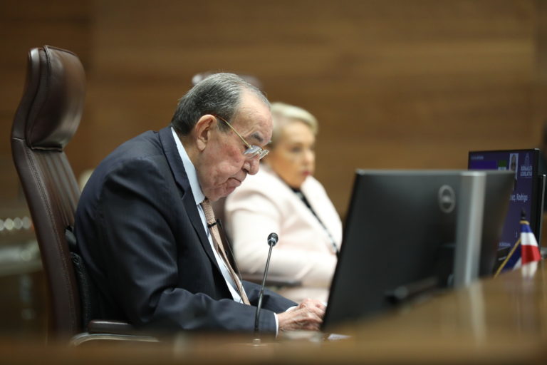 Rodrigo Arias ordena elaborar protocolo sobre la correcta forma de hacer sesiones privadas de comisiones legislativas