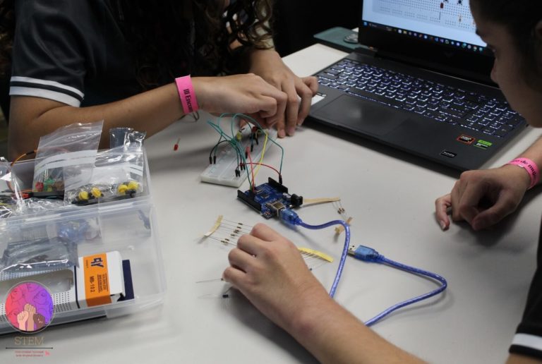 UNA impulsa habilidades STEM en la Región Brunca con enfoque territorial y de género