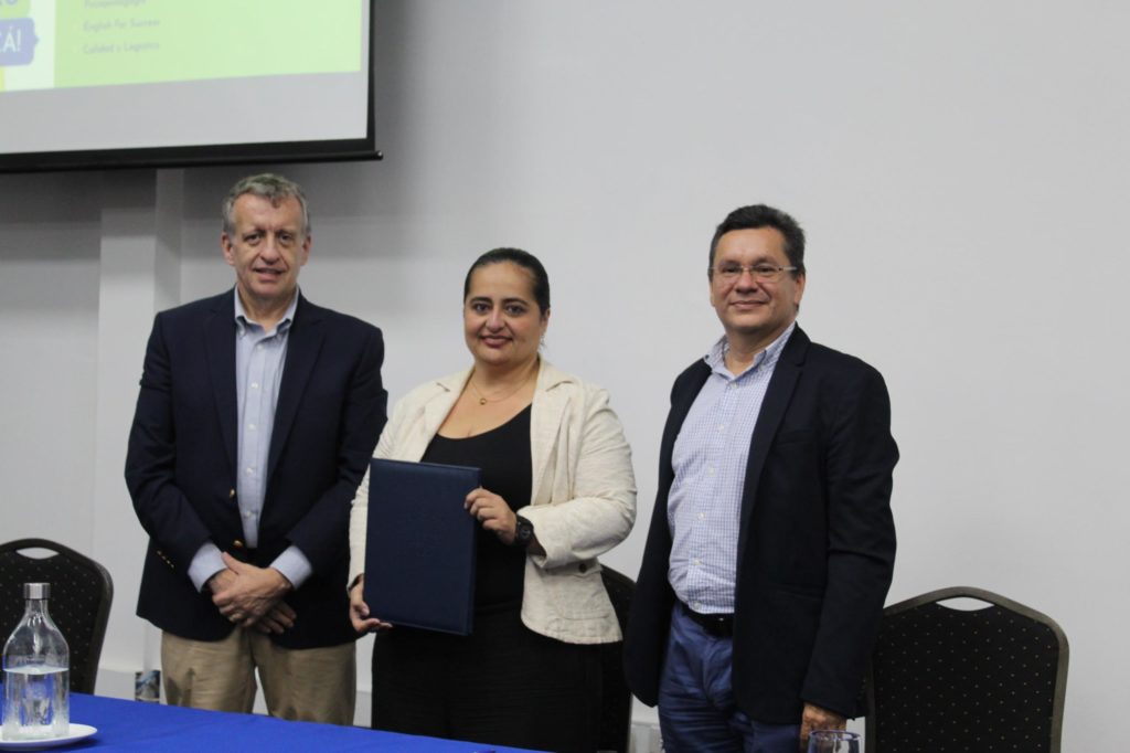 Reynaldo Barros, Gerente General de Kerry en la región Centroamérica, Caribe y Andina, Yohanna Moya, Vice Rectora de vida Estudiantil UPI y Mauricio Rodriguez presidente de la Cámara Costarricense de Restaurantes, CACORE.