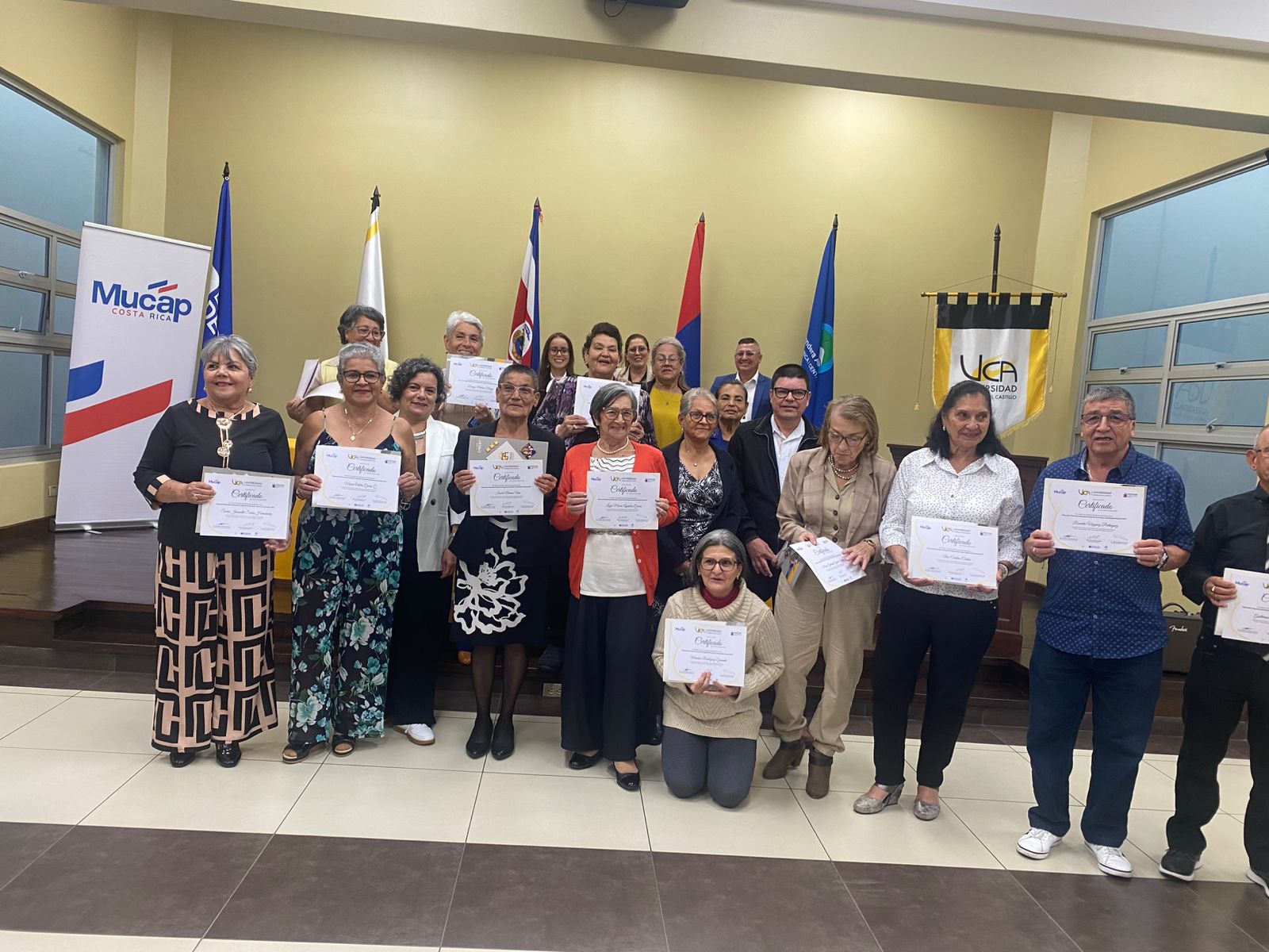 Imagen principal del artículo: Cartago gradúa a su "Generación Dorada" en educación financiera y uso de tecnología bancaria