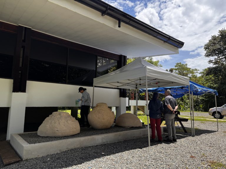 Especialistas de Costa Rica y México restauran esferas precolombinas en el Sitio Museo Finca 6