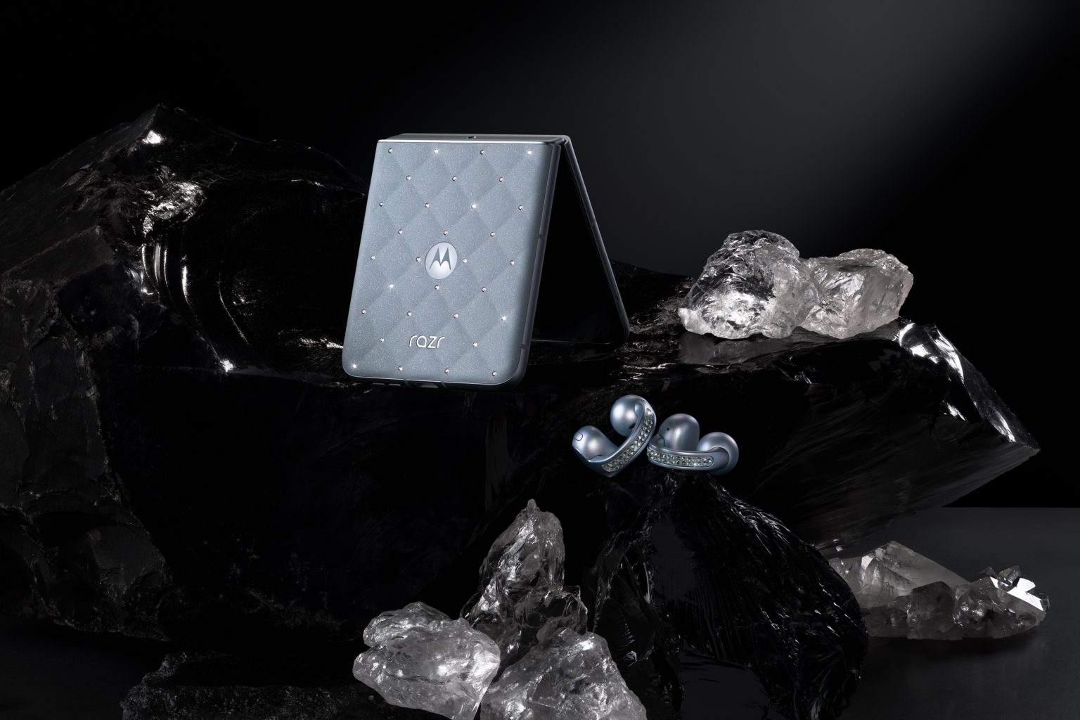 Imagen principal del artículo: Motorola presenta The Brilliant Collection con cristales Swarovski®, donde la tecnología se une al lujo y el estilo de vida