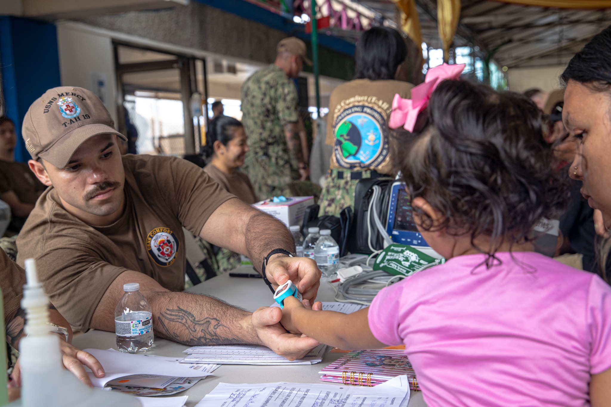  Más de 2000 personas recibieron atención médica durante la visita del USNS Comfort.
