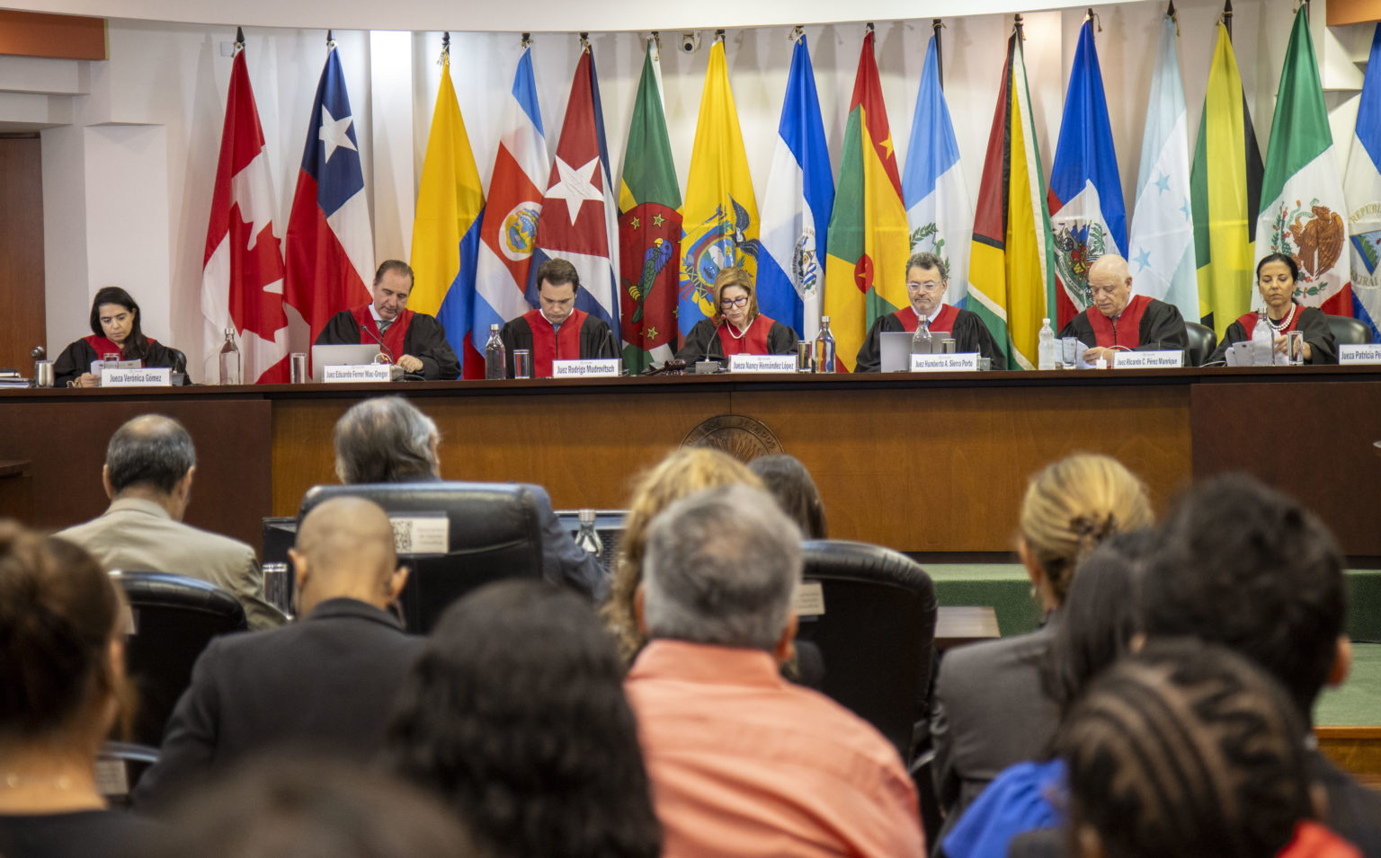 Imagen principal del artículo: Corte IDH: "Los Estados deben implementar medidas para reducir progresivamente la duración de la jornada de trabajo"