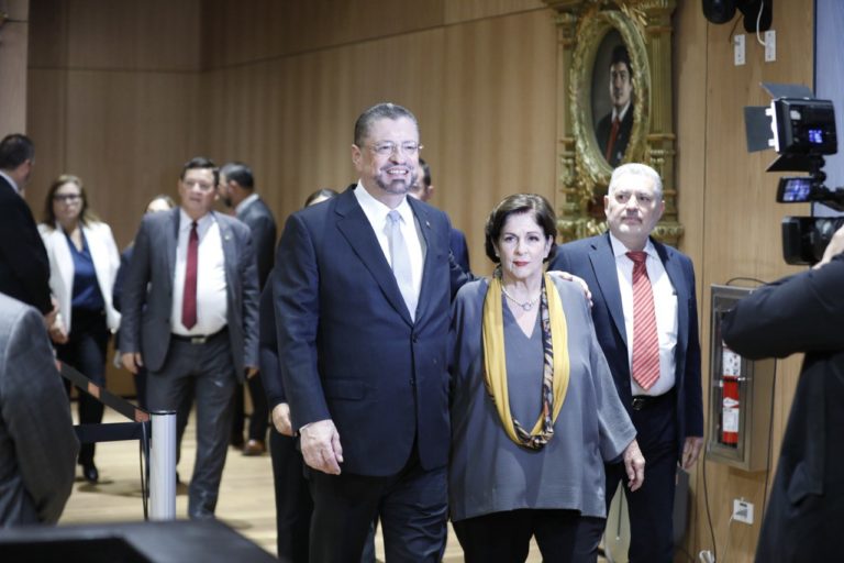 Chaves apunta al PLN para alcanzar mayoría calificada en futura Asamblea Legislativa