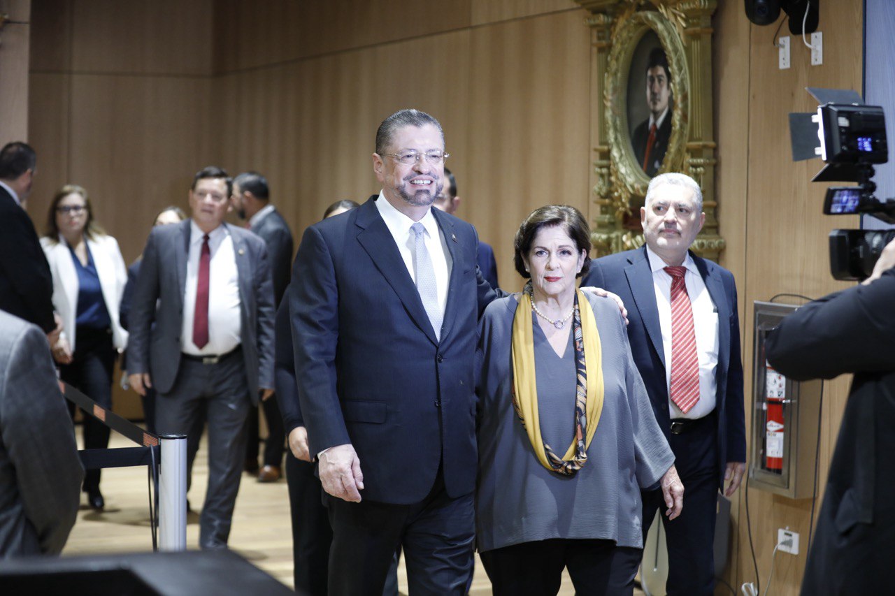 Imagen principal del artículo: Chaves apunta al PLN para alcanzar mayoría calificada en futura Asamblea Legislativa