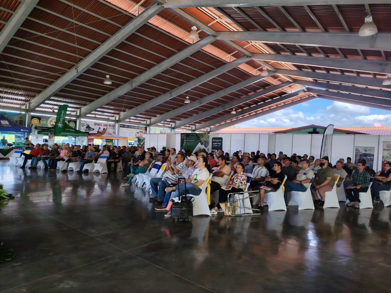 Imagen principal del artículo: INA capacita a productores de aguacate de bajura