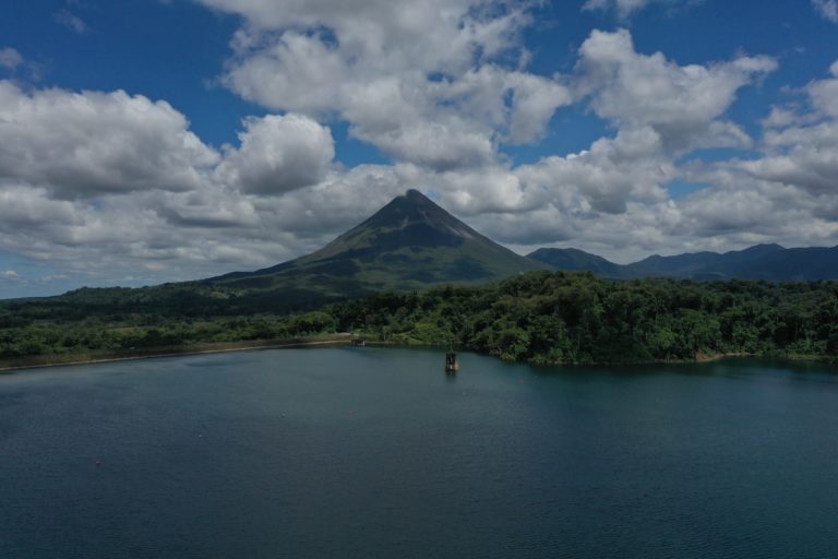 Generación eléctrica renovable repunta en 2025 tras caída del año anterior