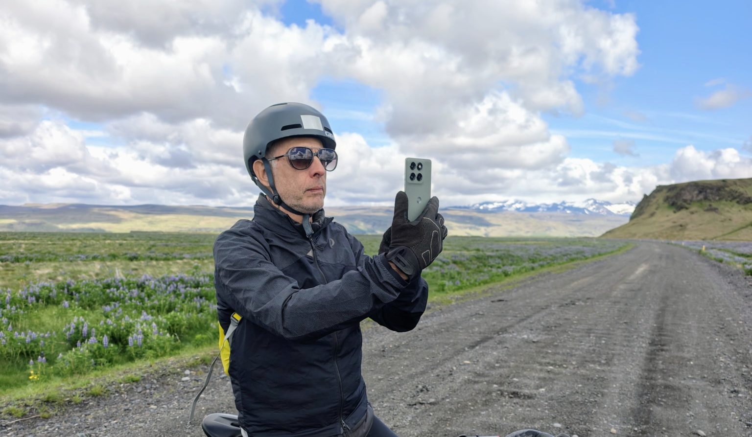 Imagen principal del artículo: El motorola edge 60 pro en manos de un fotógrafo profesional en el increíble paisaje y exigente clima de Islandia