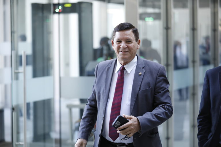 Diputado chavista amenaza con el "destierro" a opositores al gobierno