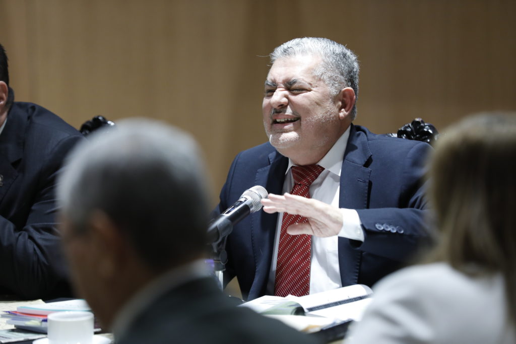 Entre lágrimas y besos, Villalobos cumple con su palabra