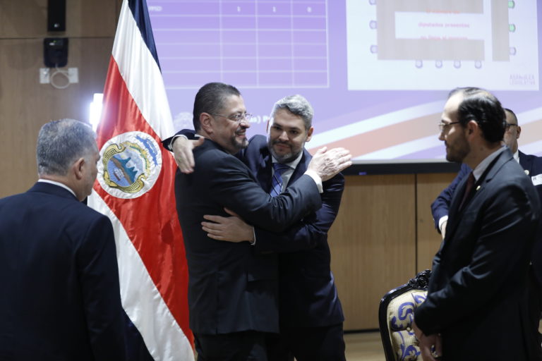 23 congresistas salvan a Rodrigo Chaves del desafuero y congelan causa penal en su contra por el caso BCIE