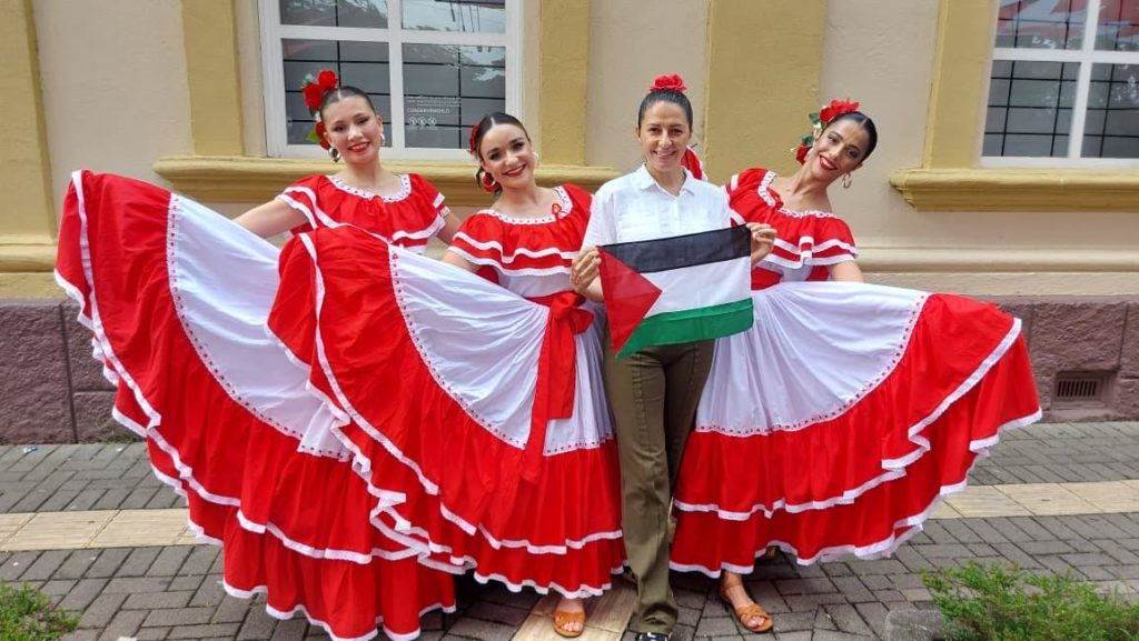 Entrada de los Santos en San Ramón incorporó gesto solidario por Gaza