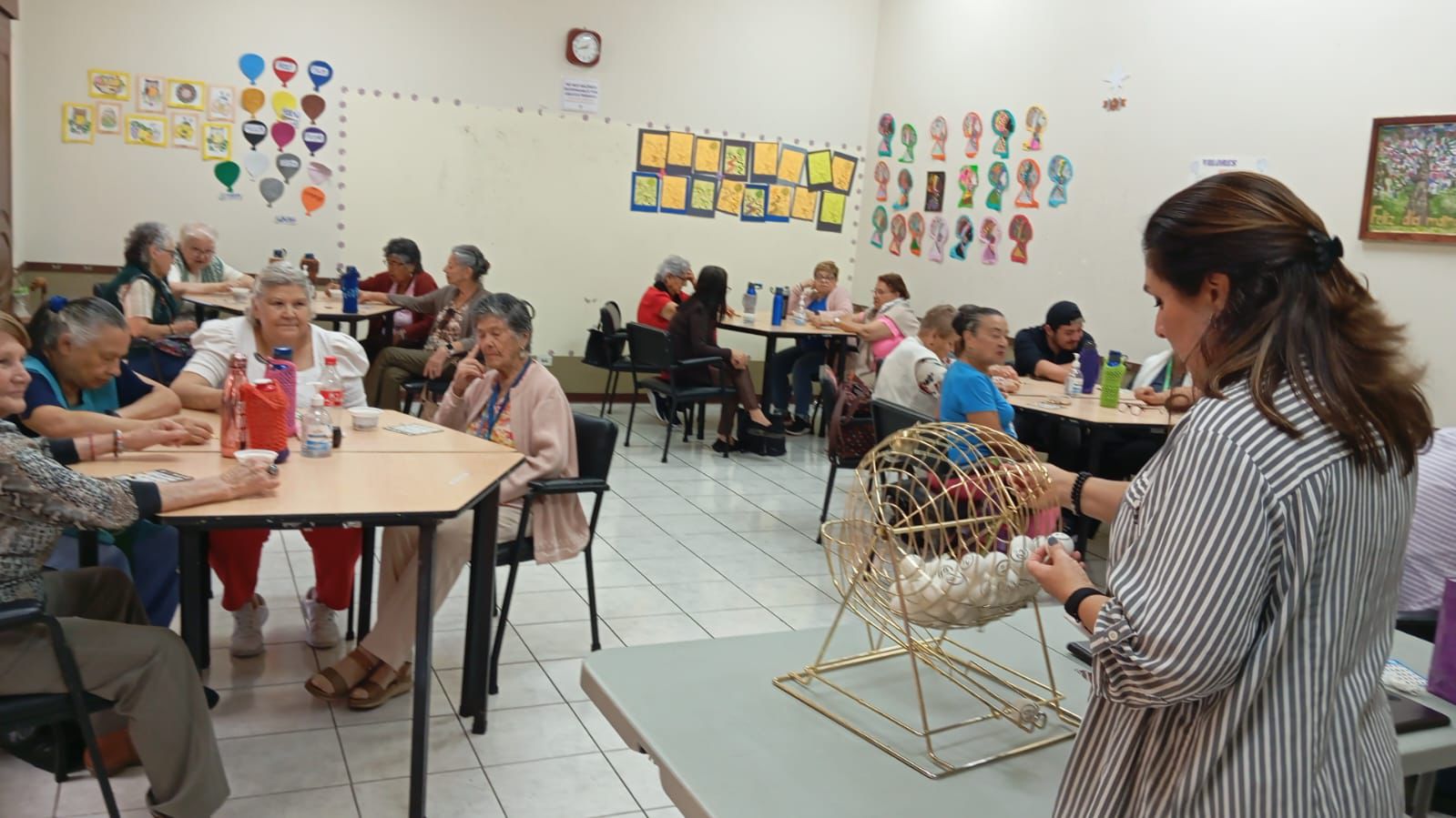 Imagen principal del artículo: Un Súper que celebra a las personas adultas mayores, la educación pública y la cultura