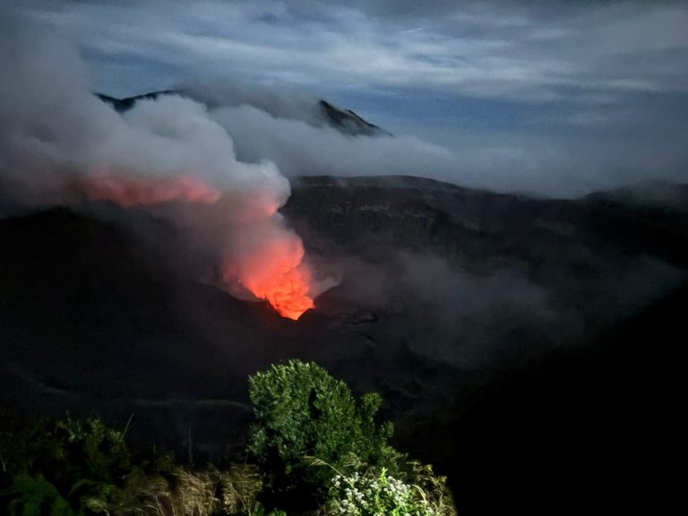 600 personas participaron de caminata en el volcán Póas y observaron el cráter incandescente