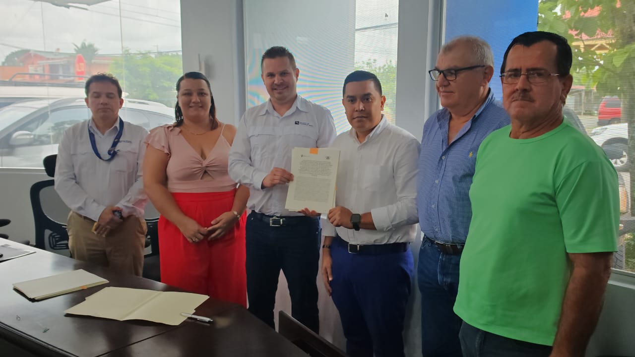 Imagen principal del artículo: Inder y Municipalidad de Guatuso firman convenio para mejorar la red vial del cantón
