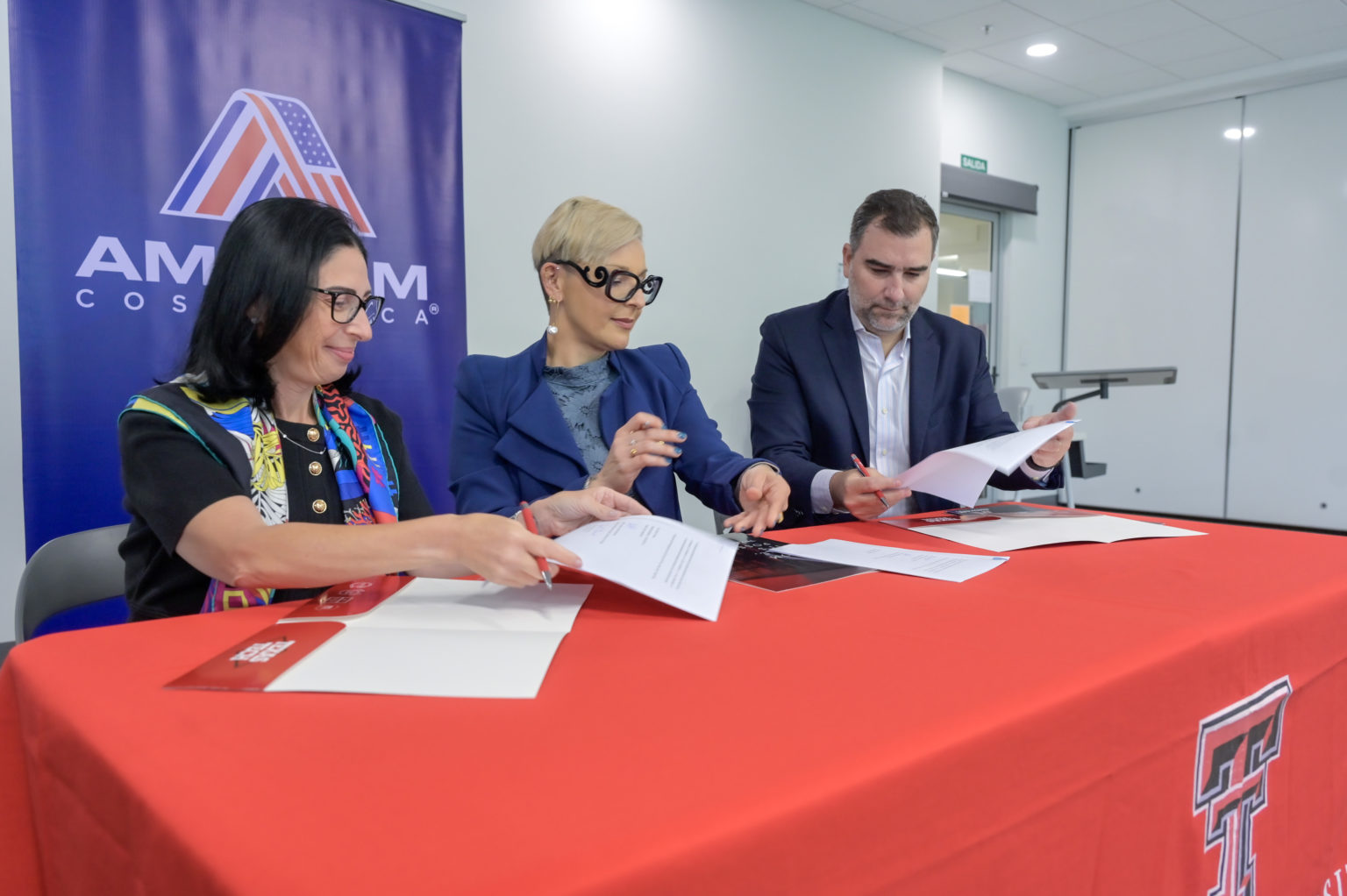 Imagen principal del artículo: Convenio impulsa formación científica y acceso a experiencias académicas para jóvenes con alto potencial