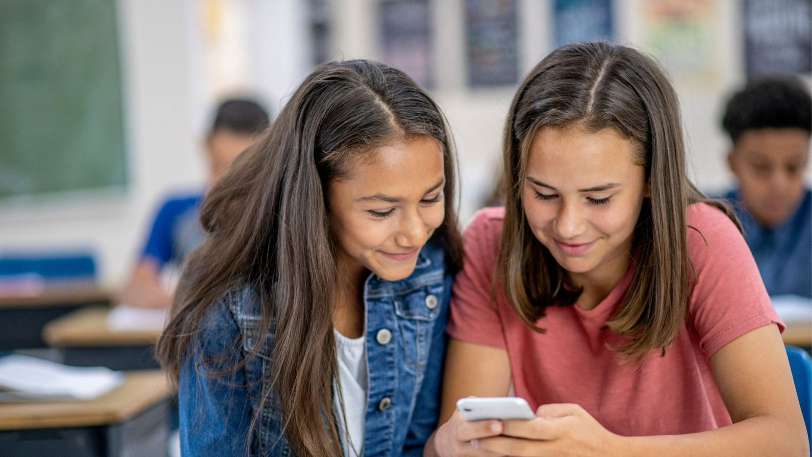 Imagen principal del artículo: FOD llama a regular con responsabilidad el uso de celulares en la educación costarricense