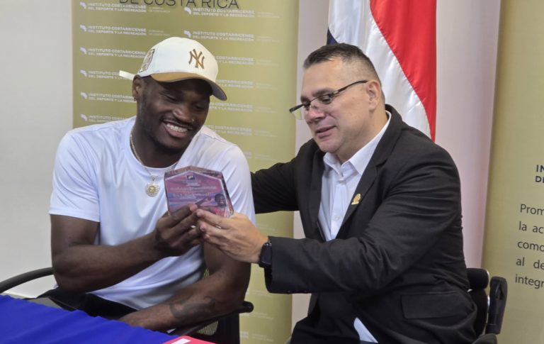 Deportistas ticos reciben premio económico del Gobierno por su rendimiento en París 2024