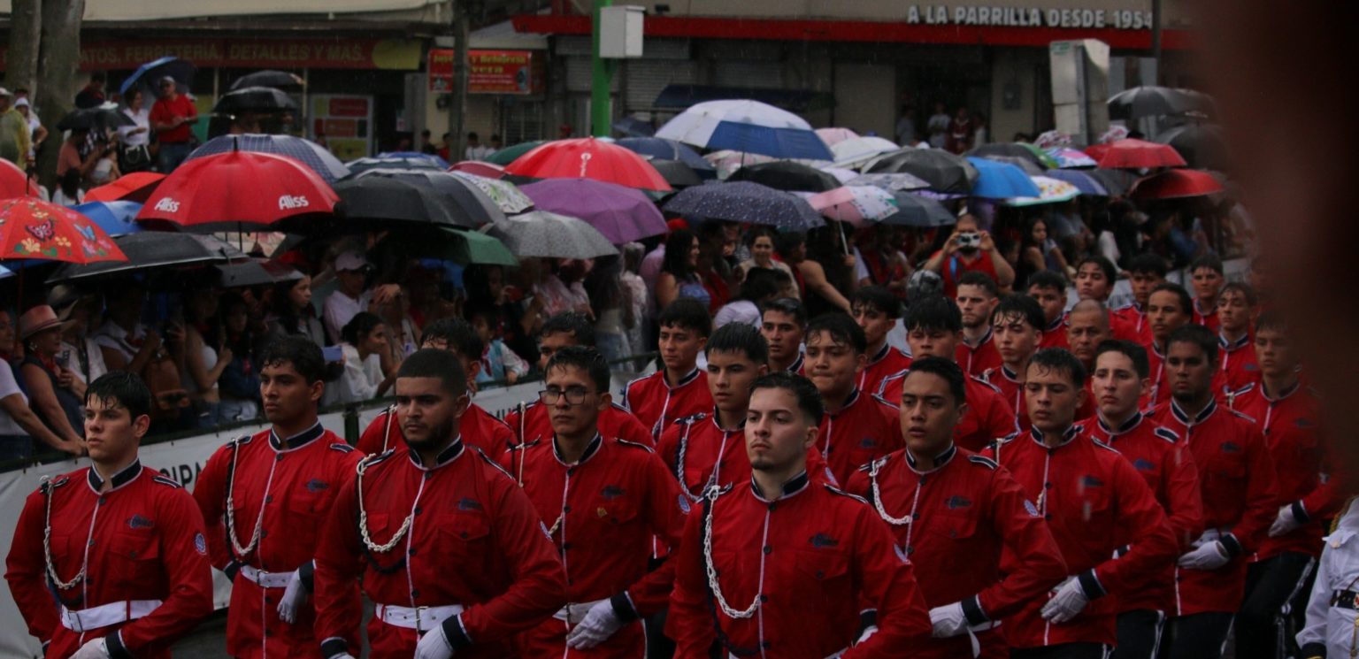 Imagen principal del artículo: Entre la lluvia y la resistencia democrática
