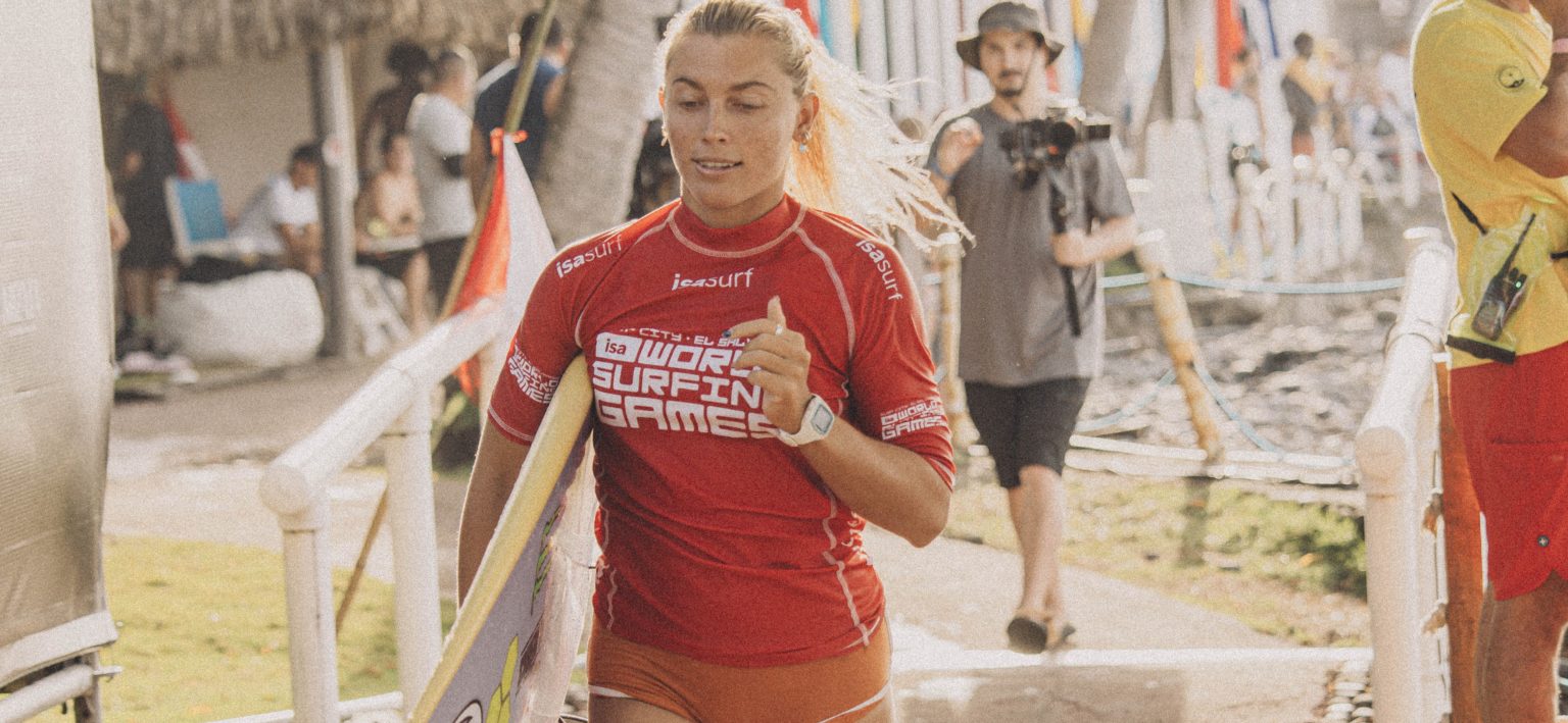 Imagen principal del artículo: Surfista tica Leilani McGonagle asegura un lugar en el Top-16 del Mundial ISA 2025