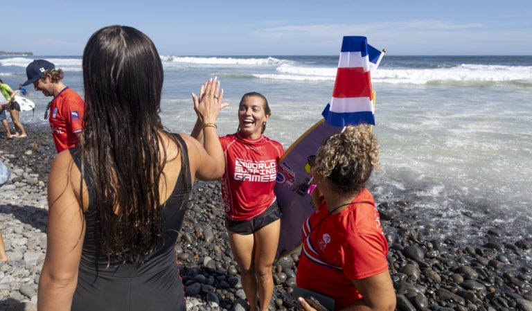 Surfista tica Leilani McGonagle asegura un lugar en el Top-16 del Mundial ISA 2025
