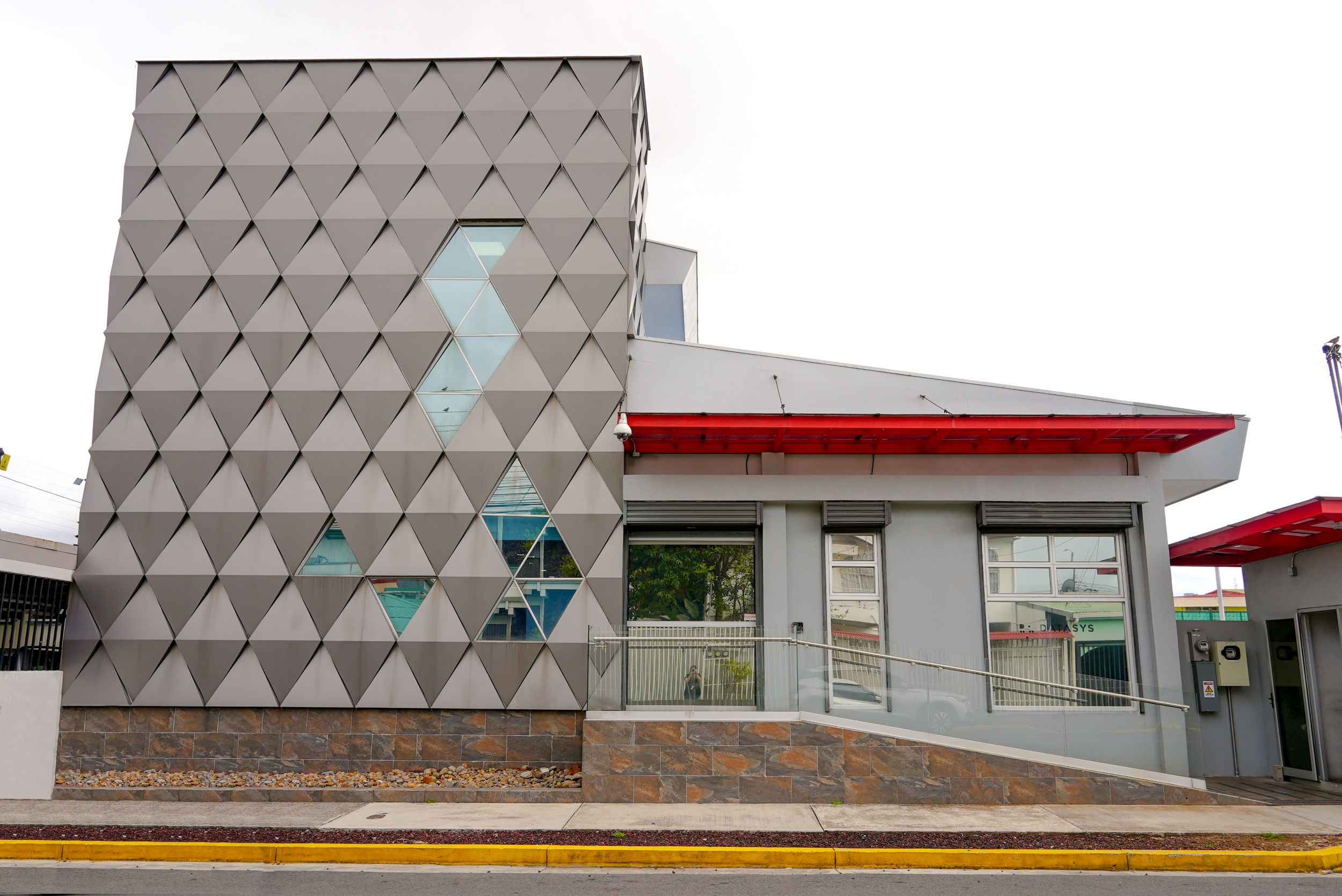 Imagen principal del artículo: DATASYS consolida su liderazgo regional con soluciones tecnológicas seguras y confiables