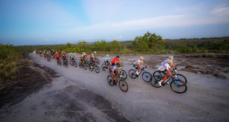 Ciclista de montaña Luis Mejía y Adriana Rojas brillan en la Volcano 100 de aniversario