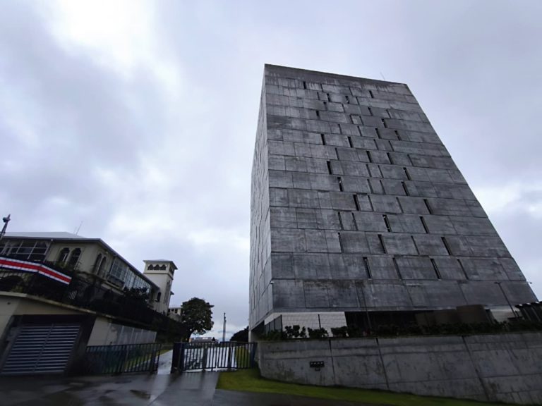 Comisión legislativa avala nuevo tope salarial para jerarcas municipales