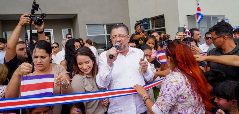 Chaves inaugura proyecto contra viento y marea