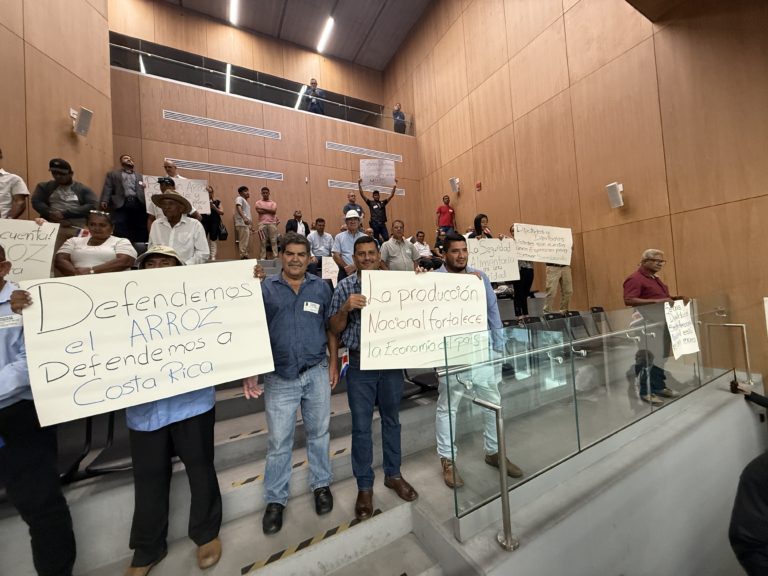 Agricultores llegaron al Plenario, oficialismo sudó la gota gorda