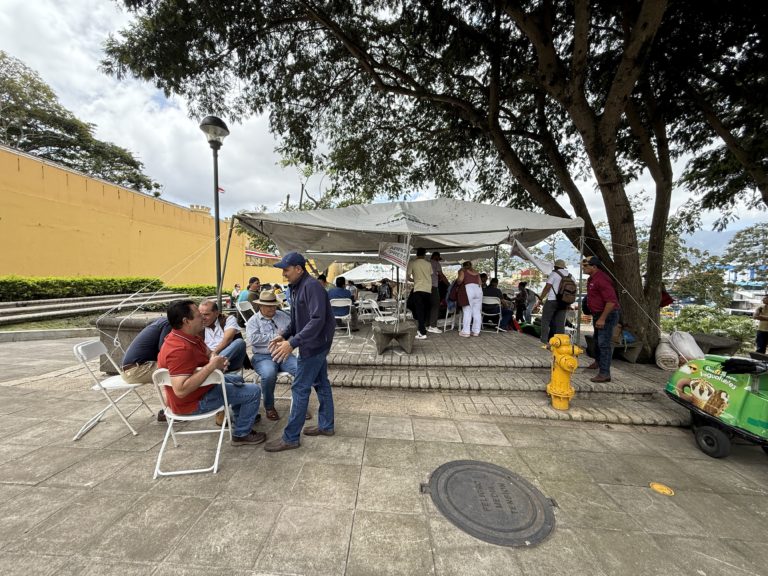 Productores arroceros acampan por segunda semana frente a la Asamblea Legislativa