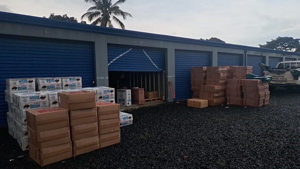Imagen principal del artículo: Policía de Control Fiscal incautó más de 1 millón de cigarrillos y 45 mil botellas de licor