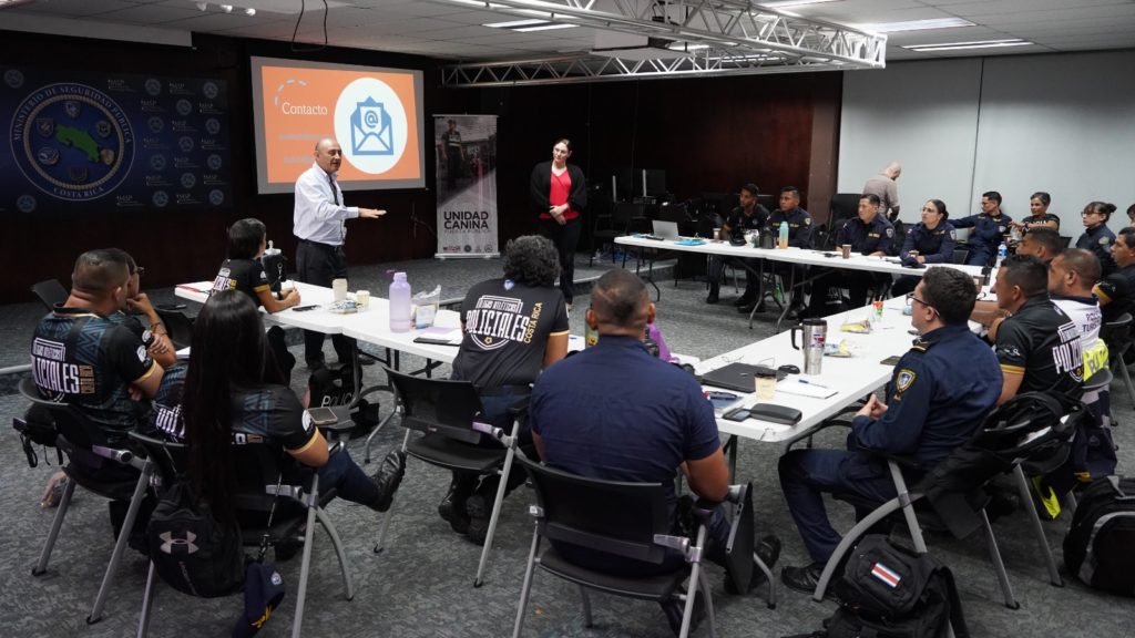 Más de 450 oficiales reciben capacitación en protección de la niñez y ...
