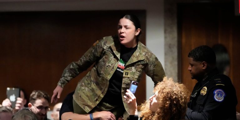 Arrestan a veteranos que denunciaron genocidio en Gaza durante audiencia de candidata a embajadora de EE. UU. en Costa Rica