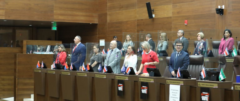 PUSC busca sacudirse a Leslye Bojorges a como dé lugar pero...