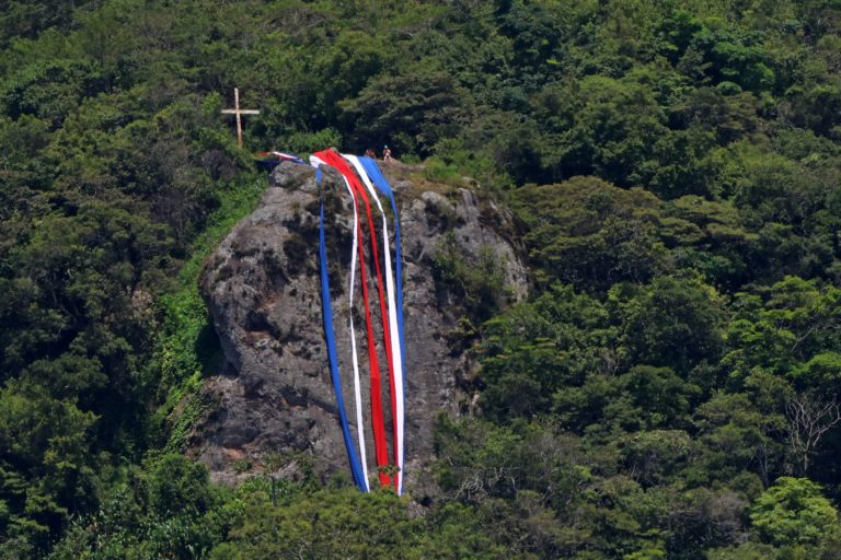 Colocarán bandera de colores patrios con mensajes de paz y esperanza en la Piedra de Aserrí