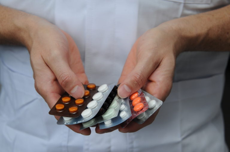 Contraloría detecta fallas generalizadas en controles de registros sanitarios de medicamentos