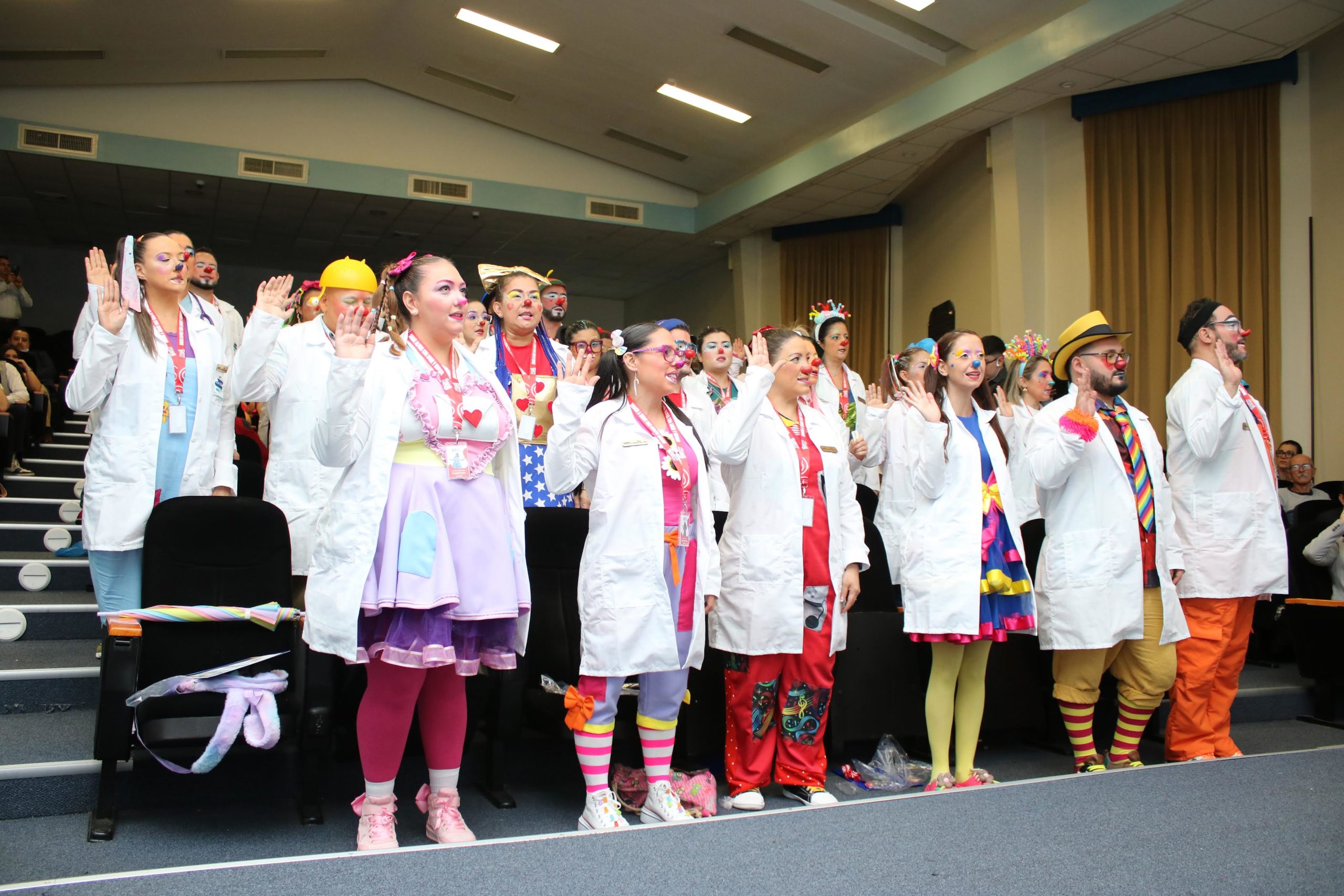 Imagen principal del artículo: Hospisonrisas gradúa a 36 nuevos doctores payaso en Costa Rica