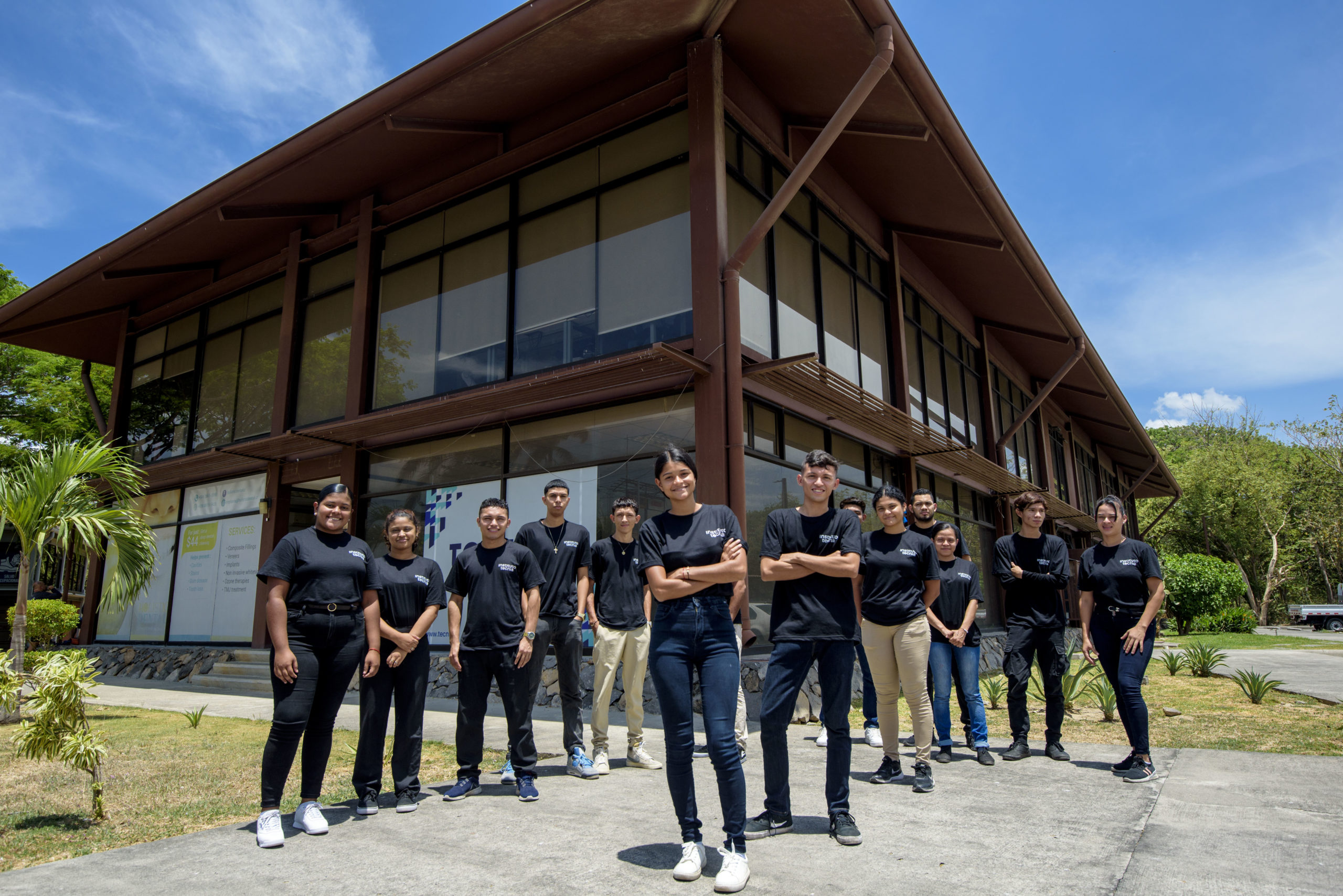 Imagen principal del artículo: Programa ofrece 100 becas en hotelería y turismo para curso en Puntarenas y Jacó