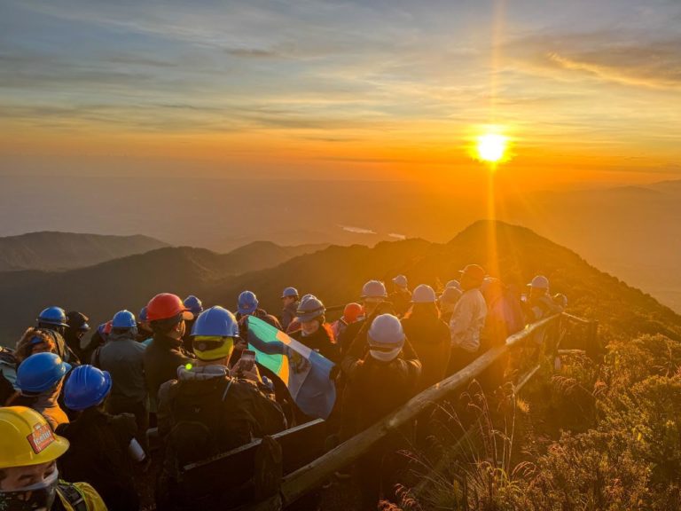 Festival de Turismo Turrialba 2025 arrancó con un amanecer espectacular en el volcán