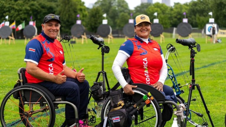 Pilar Riveros y Diego Quesada de Costa Rica ganan oro por equipos en la Para Archery Cup de Chicago