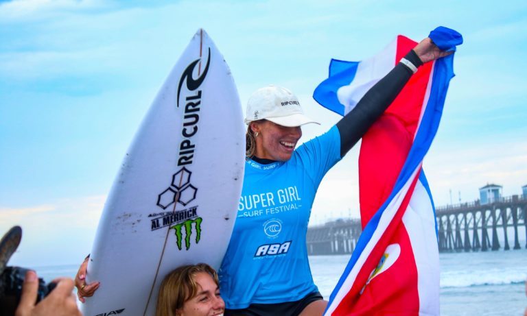 Surfista tica Leilani McGonagle hace historia al ganar el Super Girl Surf Pro en California