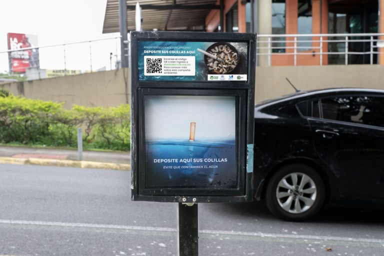 Montes de Oca instala contenedores para reducir contaminación por colillas de cigarro