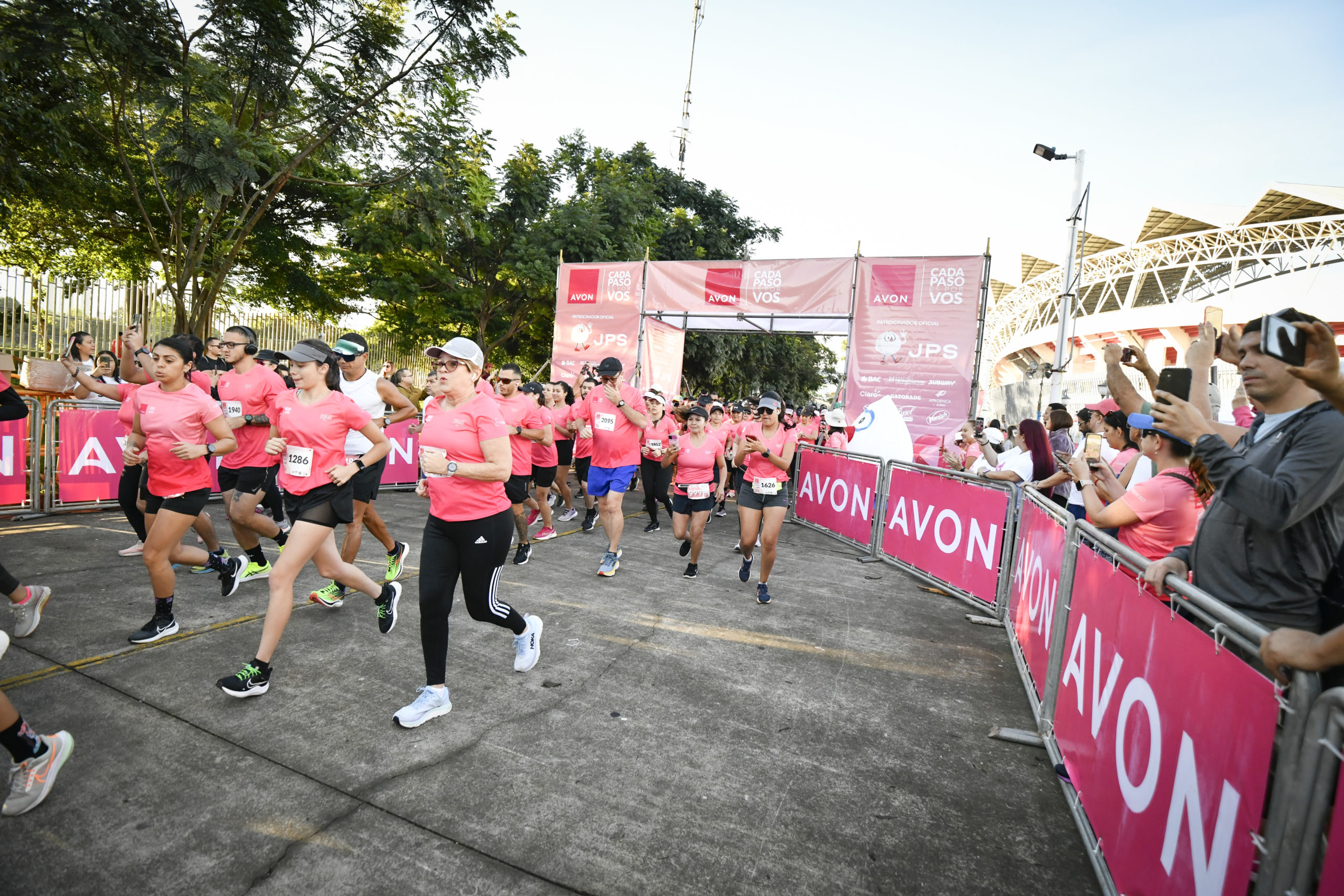 Imagen principal del artículo: Todo listo para la carrera y caminata Avon 2025