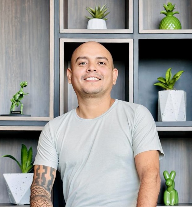 El sitio oficial del autor es adrianroblesfuentes.com.