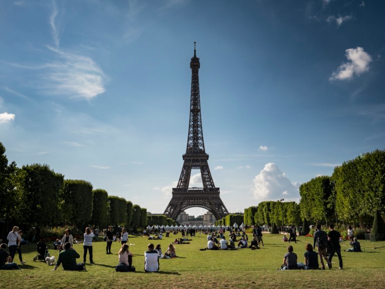 ¿Le gustaría trabajar y vivir en Francia? Embajada abre programa para docentes y estudiantes de francés