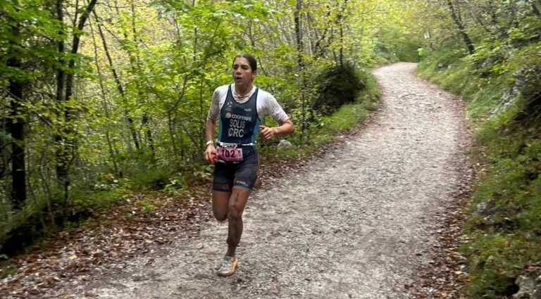 Triatleta tica Raquel Solís cerró con dos top-15 su debut en el Mundial XTERRA en Italia