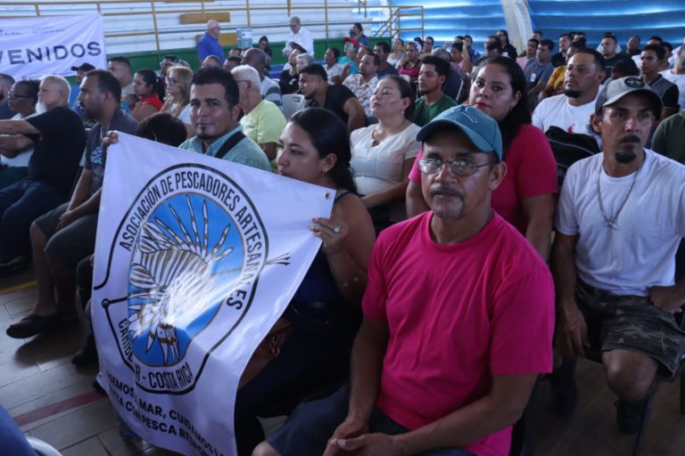 Pescadores limonenses reciben motores de pesca y permiso para investigación pesquera