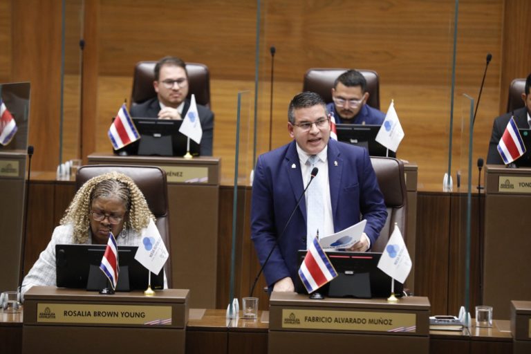 Nueva República presenta proyecto para garantizar continuidad de medios evangélicos y católicos